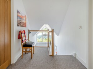Interior - 4 bedroom accommodation in Near Newport (Near Newport)