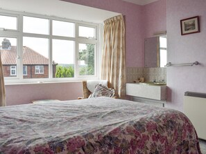 3 bedrooms, bed sheets - Beautiful location, ideal for families and walkers. (Robin Hood&rsquo;s Bay)