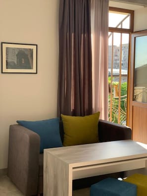 Habitació doble o amb dos llits individuals Deluxe, balcó | 1 dormitori, wifi gratuïta i roba de llit