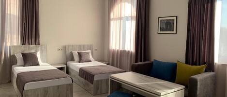 Deluxe-værelse med dobbeltseng eller 2 enkeltsenge - balkon | 1 soveværelse, gratis Wi-Fi, sengetøj