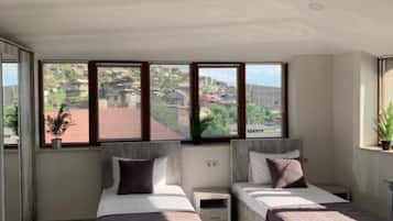 Deluxe kamer, 1 twee- of 2 eenpersoonsbedden | 1 slaapkamer, gratis wifi, beddengoed