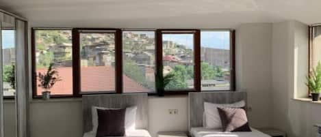Deluxe kamer, 1 twee- of 2 eenpersoonsbedden | 1 slaapkamer, gratis wifi, beddengoed