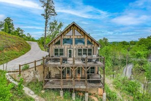 Exterior - Kiki's Cabin: Fire Pit Nights & Hot Tub Bliss! (Sevierville)