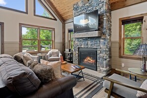 Smart TV, chimenea, videojuegos, futbolito