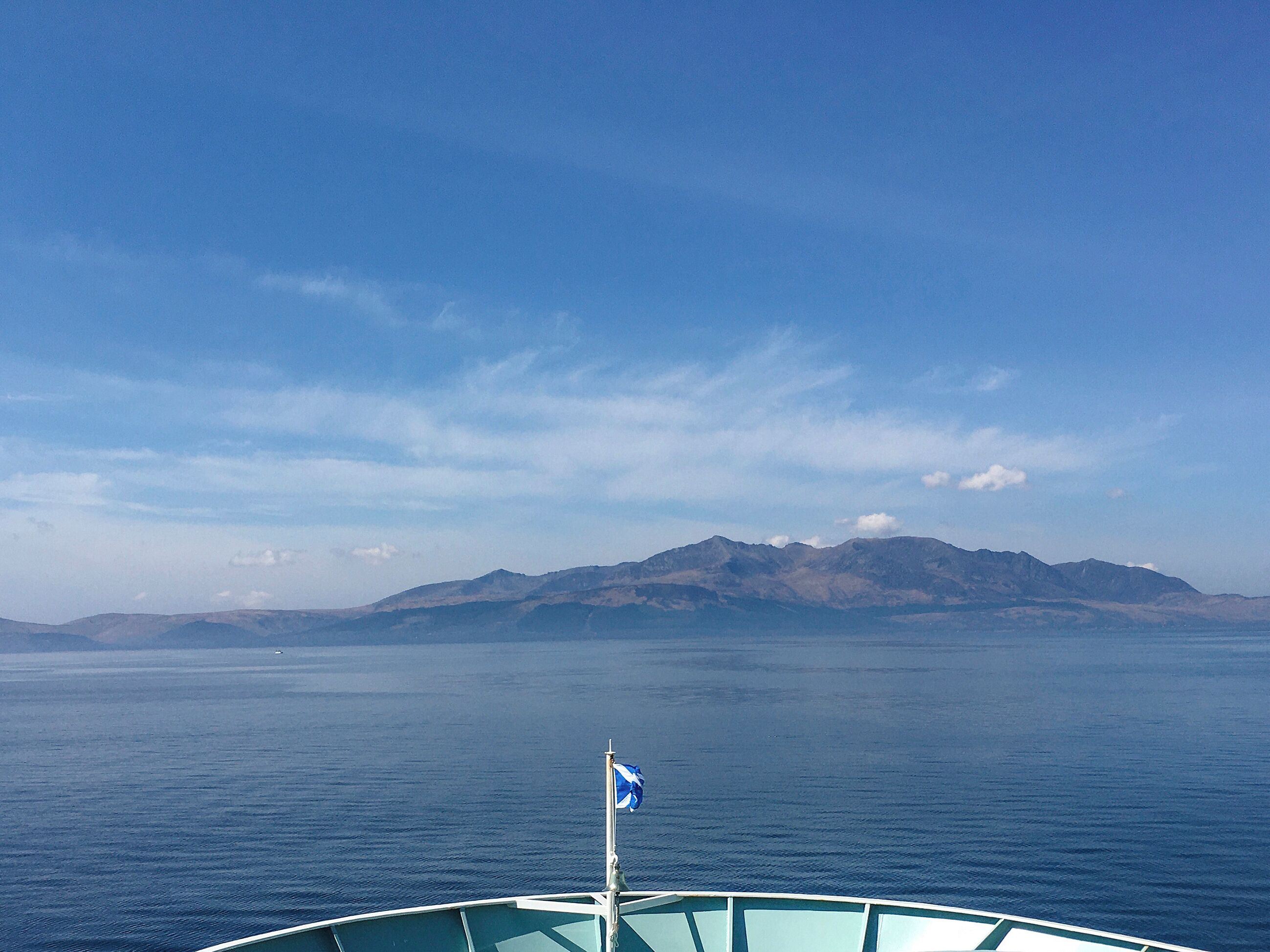 Ruhiges Meer mit einer Flagge auf einem Boot.