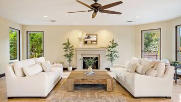 TV connectée, cheminée, chaßne hi-fi