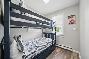12 slaapkamers, een strijkplank/strijkijzer, reisbedje, gratis wifi
