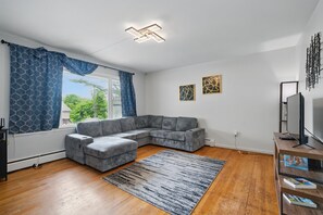 Smart-TV, Kamin, Tischfußball, Tischtennisplatte