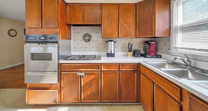 Perfect for Groups/Families! 5 Cabins, Pool, GameRoom & 30+ Beds at The Highland