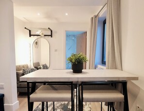 Living area - Canal Walk Studios (Southampton)