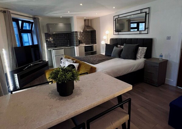 Emirates Presidential Suite | Premium bedding, free WiFi, bed sheets - Canal Walk Studios (Southampton)