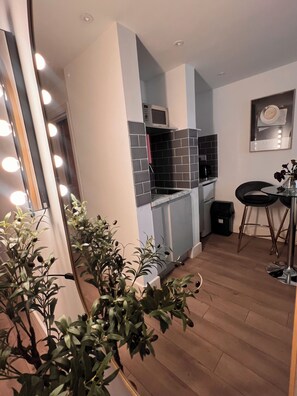 The Santorini Studio | Premium bedding, free WiFi, bed sheets - Canal Walk Studios (Southampton)