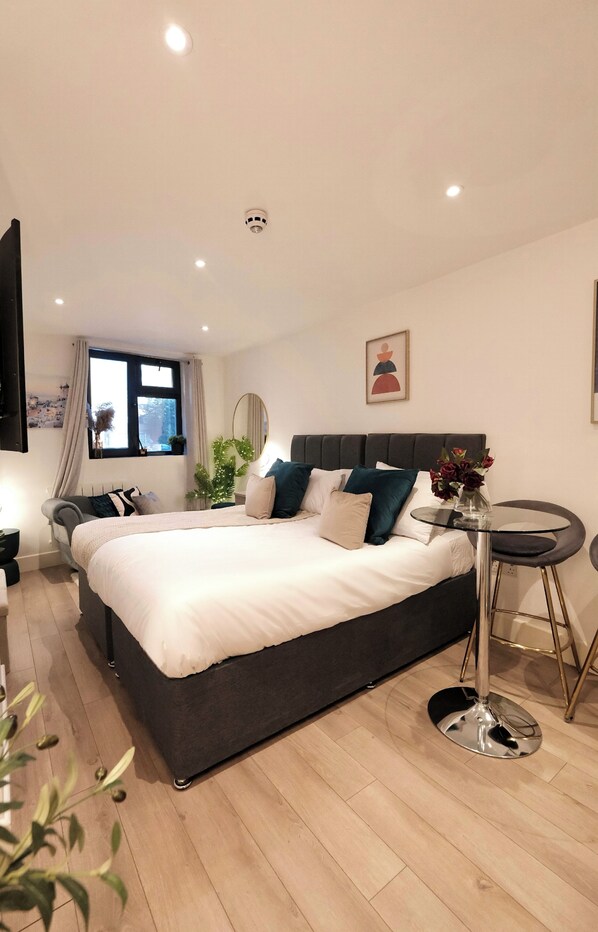 The Santorini Studio | Hochwertige Bettwaren, kostenloses WLAN, Bettwäsche