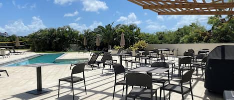 Una piscina al aire libre
