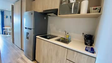 Fridge, microwave, stovetop, coffee/tea maker