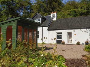 Exterior - A perfect cottage to relax in after a day exploring the island. (Brodick)