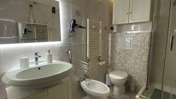 Haartrockner, Bidet, Handtücher, Seife