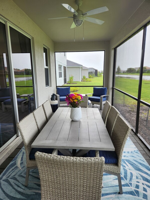 屋外ダイニングエリア