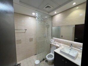 Hair dryer, towels, soap, toilet paper - Cozy 3-bedroom hotel with WiFi, AC in gorgeous Dubai (dubai)