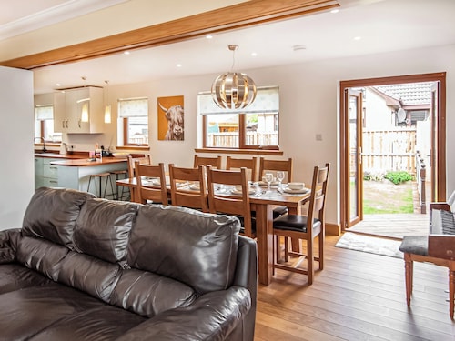 Beinn View House is a five bedroom house set in its own garden grounds.