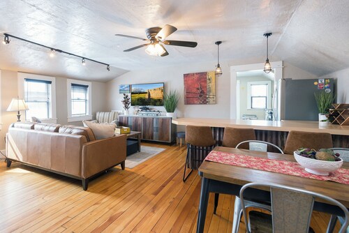 The Loft on Humphreys:  A Charming 2 BR Apartment in Downtown Flagstaff with A/C