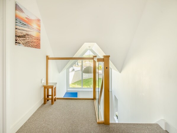 Interior - 4 bedroom accommodation in Near Newport (Near Newport)