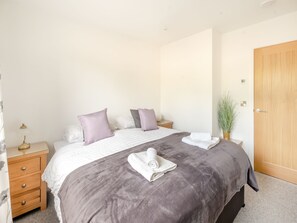 4 quartos, Wi-Fi de cortesia, roupa de cama