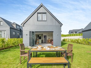 Outdoor dining - 4 bedroom accommodation in Near Newport (Near Newport)