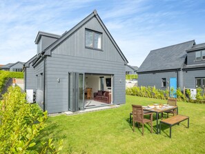 Outdoor dining - 4 bedroom accommodation in Near Newport (Near Newport)