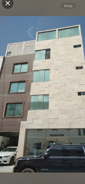 Vista frontal de la propiedad