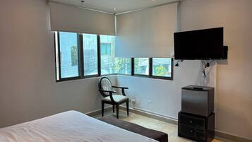 Habitación estándar, vista a la ciudad | Caja de seguridad en la habitación, cortinas blackout y insonorización