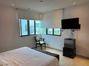 Habitación estándar, vista a la ciudad | Caja de seguridad en la habitación, cortinas blackout y insonorización 