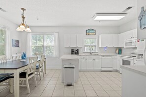 Fridge, microwave, oven, stovetop - Barefoot Havens 325 - Golf, Shopping, Dining, Pool (North Myrtle Beach)