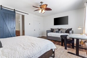 5 bedrooms, iron/ironing board, internet, bed sheets - Modern and Spacious Home with Excellent Amenities (Marysville)