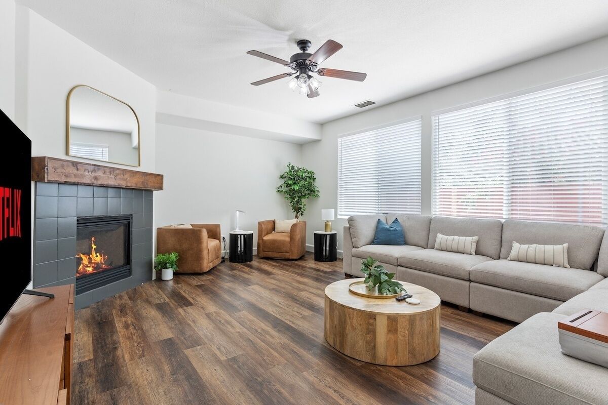 テレビ、暖炉、書斎 / ワークスペ  ース