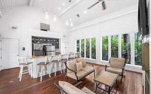 Smart TV - NEW Luxury Baytowne Wharf 1-Bedroom condo in Miramar Beach (Miramar Beach)