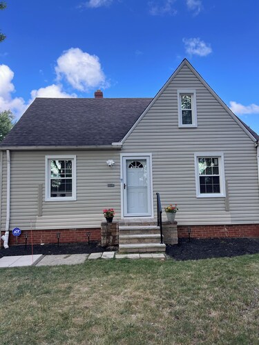 5 Star Newly Furnished & upgraded 3 BR house 9 miles from Downtown Cleveland