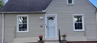 5 Star Newly Furnished & upgraded 3 BR house 9 miles from Downtown Cleveland