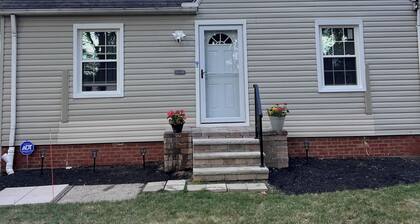 5 Star Newly Furnished & upgraded 3 BR house 9 miles from Downtown Cleveland