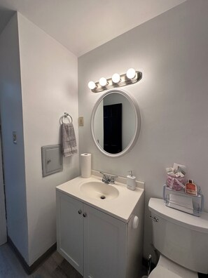 Hårtørrer, håndklæder, Sæbe, Toiletpapir