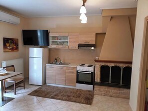 Kjøleskap, oppvaskmaskin, kaffetrakter/tekoker og brødrister