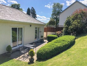 Outdoor dining - 1 bedroom accommodation in Braithwaite (Braithwaite)