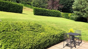 Outdoor dining - 1 bedroom accommodation in Braithwaite (Braithwaite)