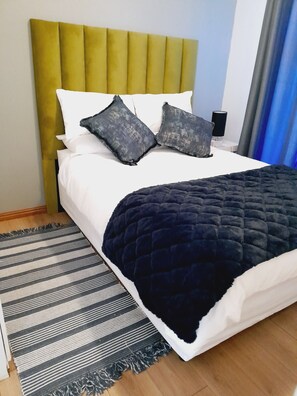 2 chambres, fer et planche à repasser, Wi-Fi, draps fournis