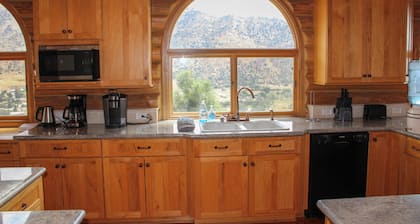 House on the Hill/ 5 bedrooms/ overlooks all of Kernville
