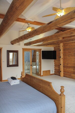 5 bedrooms, desk, iron/ironing board, WiFi