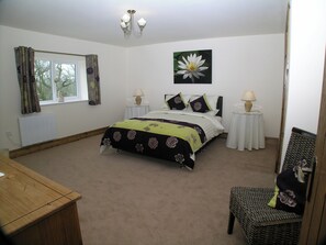 4 bedrooms, free WiFi, bed sheets, wheelchair access