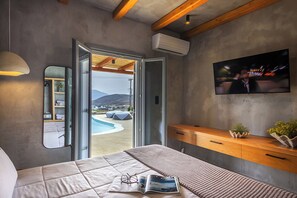 2 habitaciones, escritorio y tabla de planchar con plancha 