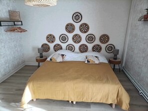 3 bedrooms, iron/ironing board, WiFi, bed sheets