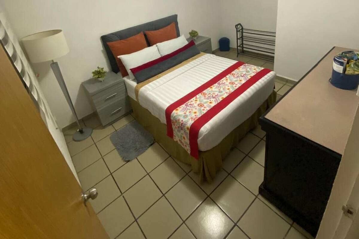 Apartamento família, sacada, vista para o jardim | 2 quartos, individualmente decorados, individualmente mobiliados